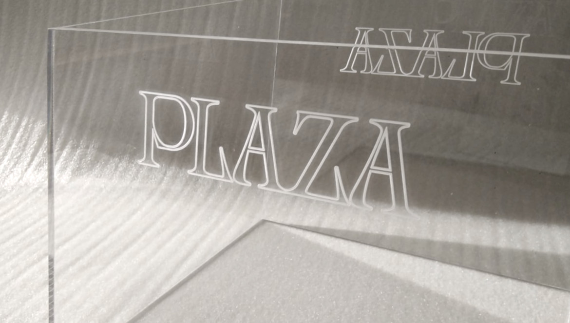 dettaglio incisione laser logo su plexiglass trasparente